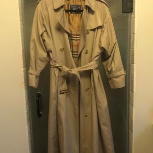 Burberry Kensington Trench Coat in Beige